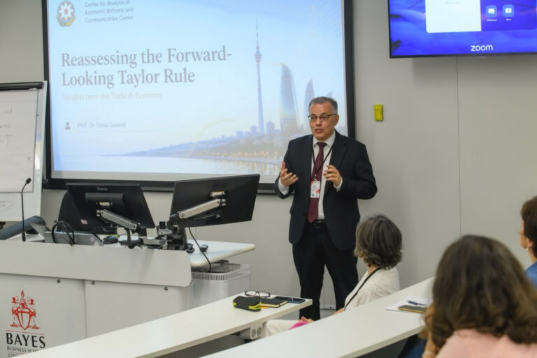 Vüsal Qasımlı London Universitetində keçirilən beynəlxalq tədbirdə sessiyaya sədrlik edib